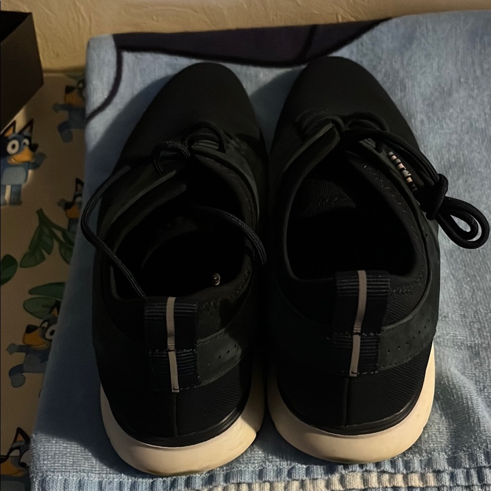 Black and White Minimalist Sneakers with Padded Collar